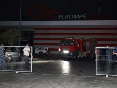 Bomberos sofocan incendio en supermercado Olé