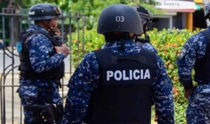 Ocupan diez paquetes de presunta coca&iacute;na a dos polic&iacute;as en Santo Domingo Este