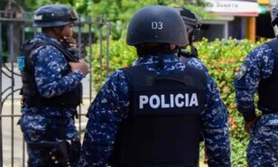 Ocupan diez paquetes de presunta coca&iacute;na a dos polic&iacute;as en Santo Domingo Este