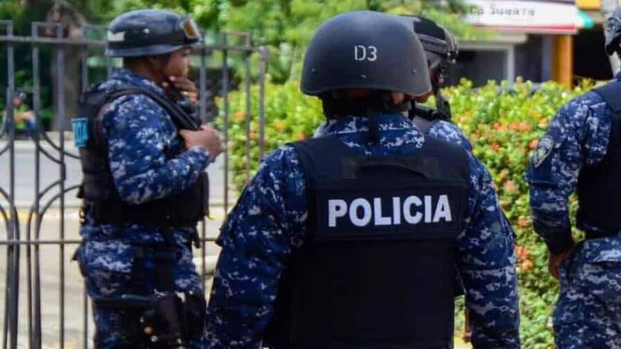 Ocupan diez paquetes de presunta cocaína a dos policías en Santo Domingo Este Ocupan diez paquetes de presunta cocaína a dos policías en Santo Domingo Este
