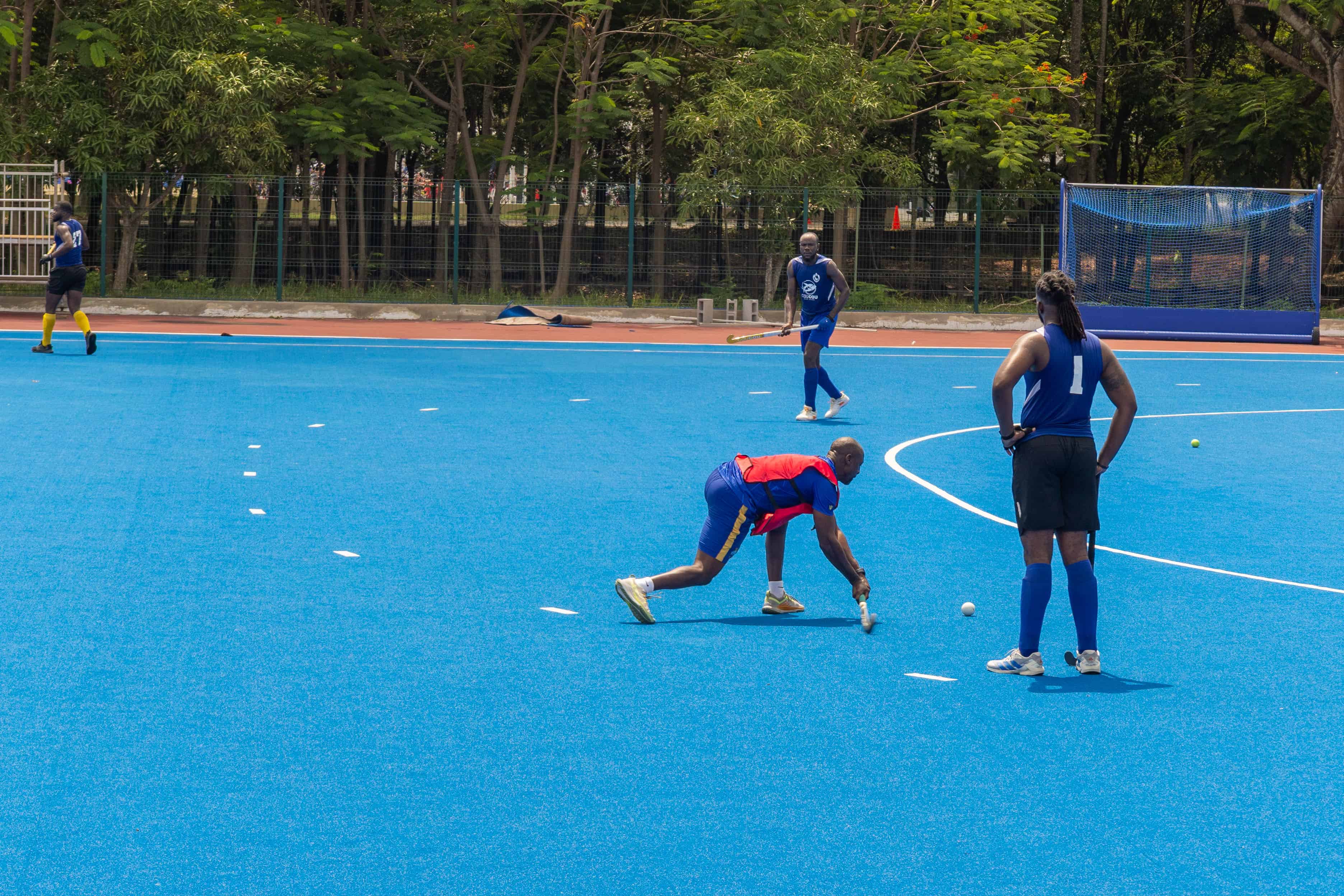 Atletas mientras practicaban Hockey sobre césped