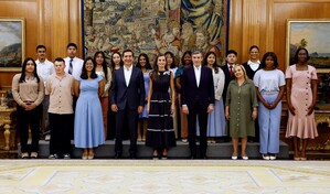 La reina Letizia recibe a j&oacute;venes dominicanos de Colombia y Per&uacute; que estudiar&aacute;n en Espa&ntilde;a
