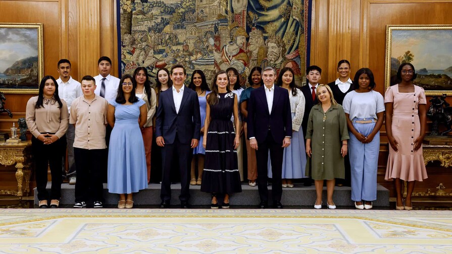 La reina Letizia recibe a jóvenes dominicanos de Colombia y Perú que estudiarán en España La reina Letizia recibe a jóvenes dominicanos de Colombia y Perú que estudiarán en España