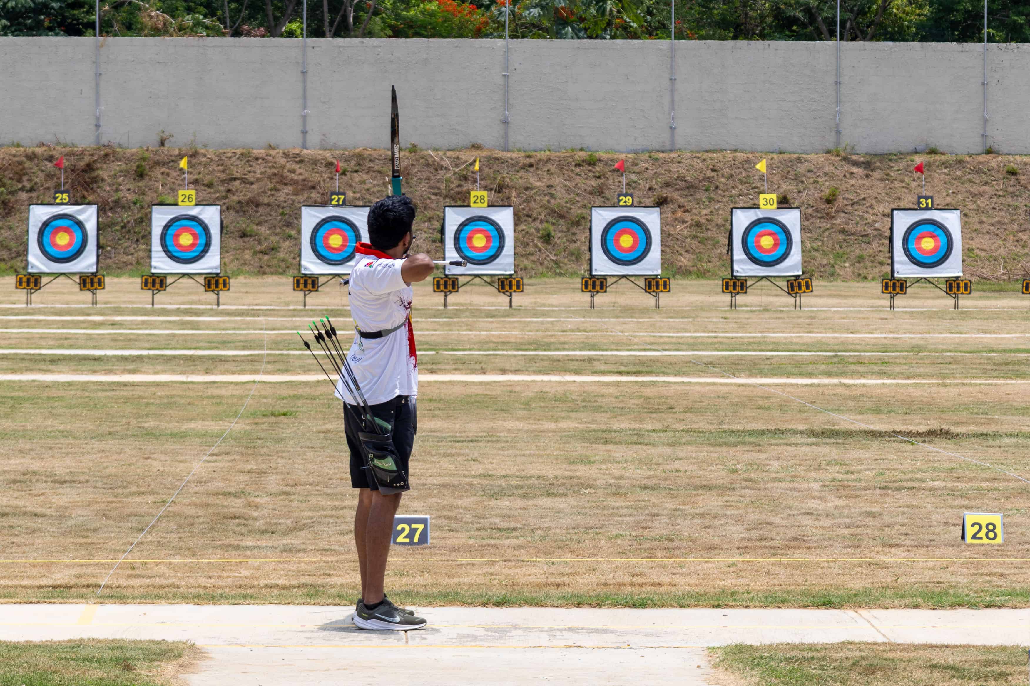 Atleta practicando tiro al arco