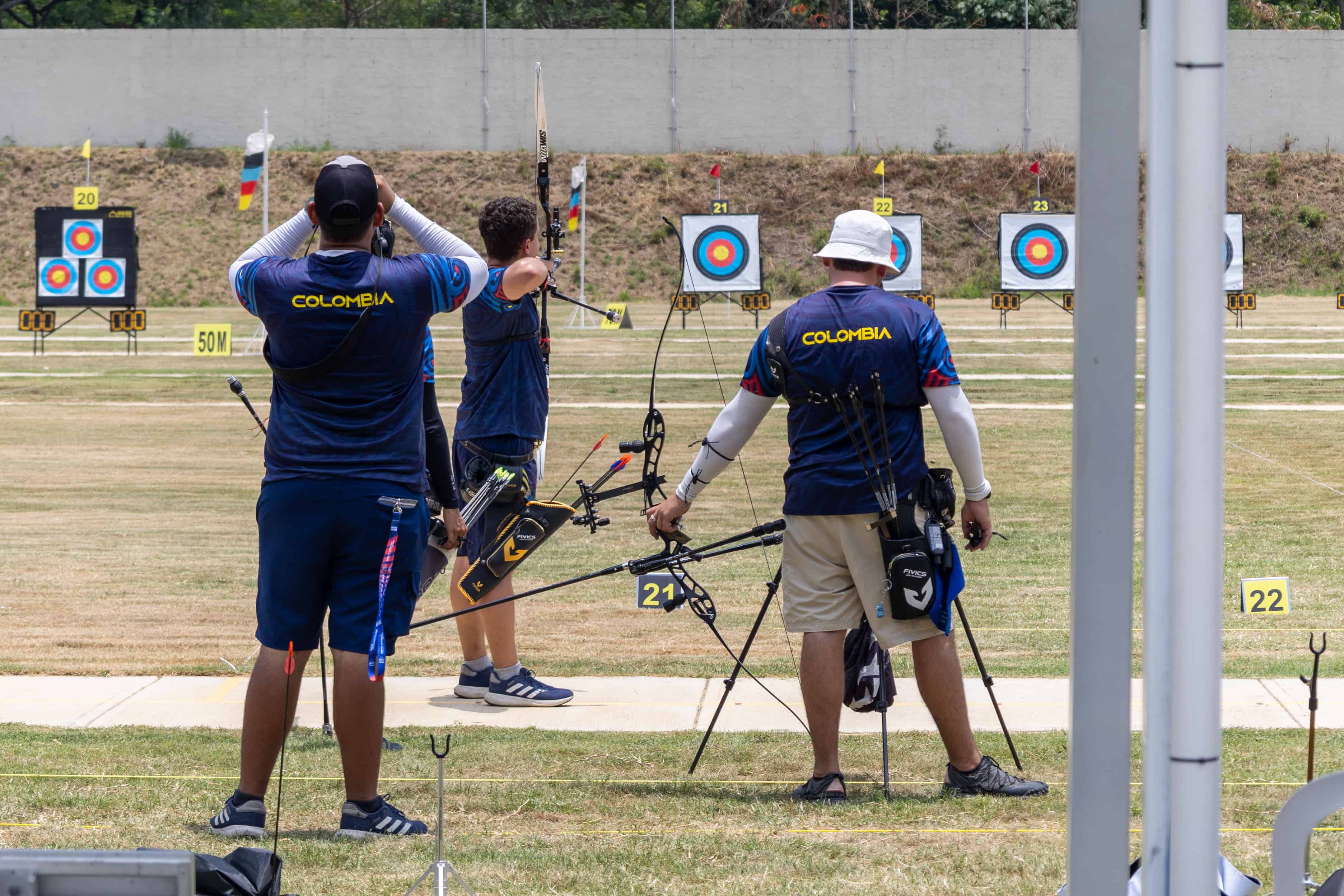 Atletas practicando tiro al arco
