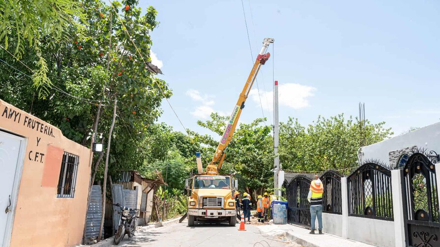Edesur inicia programa de rehabilitación y expansión de redes eléctricas en 11 provincias Edesur inicia programa de rehabilitación y expansión de redes eléctricas en 11 provincias