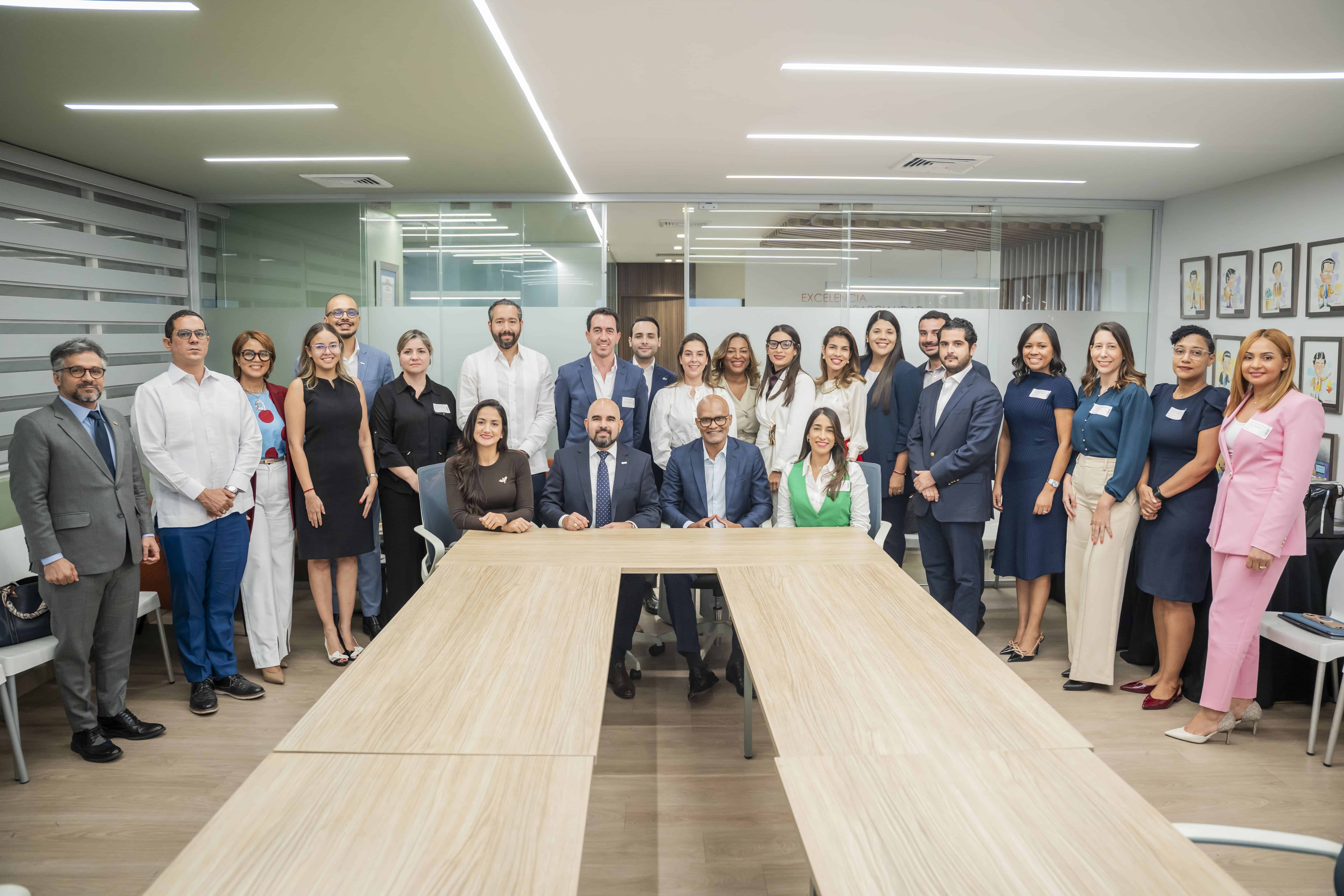 Foto grupal con parte de los asistentes al evento.