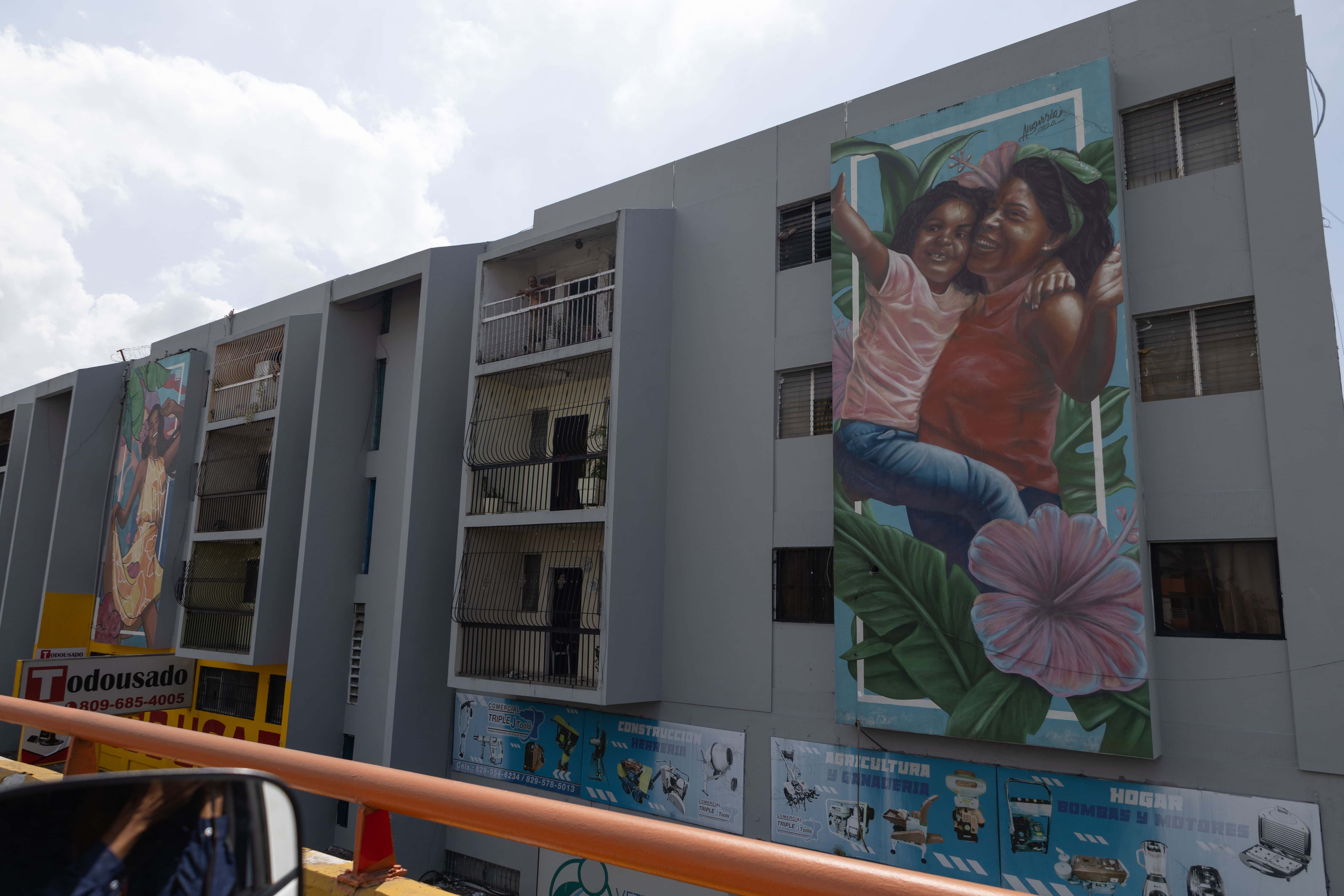 Las autoridades retocaron la pintura y los murales en los edificios de la calle Par&iacute;s, que se ven desde el elevado de la avenida 27 de Febrero.