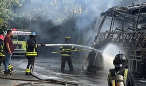 Al menos nueve personas resultan heridas tras incendiarse autobús de Caribe Tours en Jarabacoa