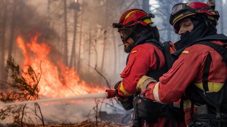 Los incendios del oeste de Madrid convergen en un solo frente Los incendios del oeste de Madrid convergen en un solo frente