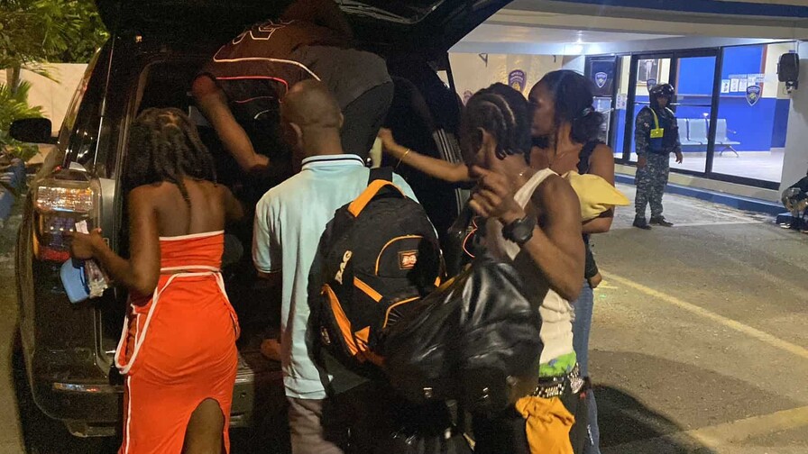 La Polic&iacute;a intercepta yipeta con 10 haitianos indocumentados en Mao