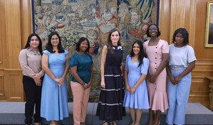 La reina Letizia recibe a seis becarias dominicanas en el Palacio de la Zarzuela
