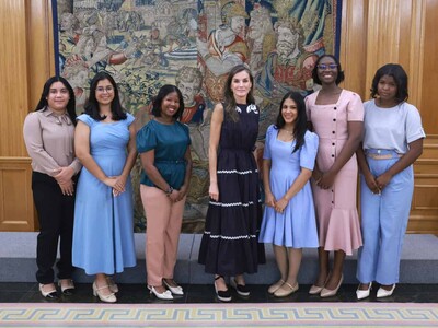 Reina Letizia recibe a jóvenes beneficiarias de becas de Adopem