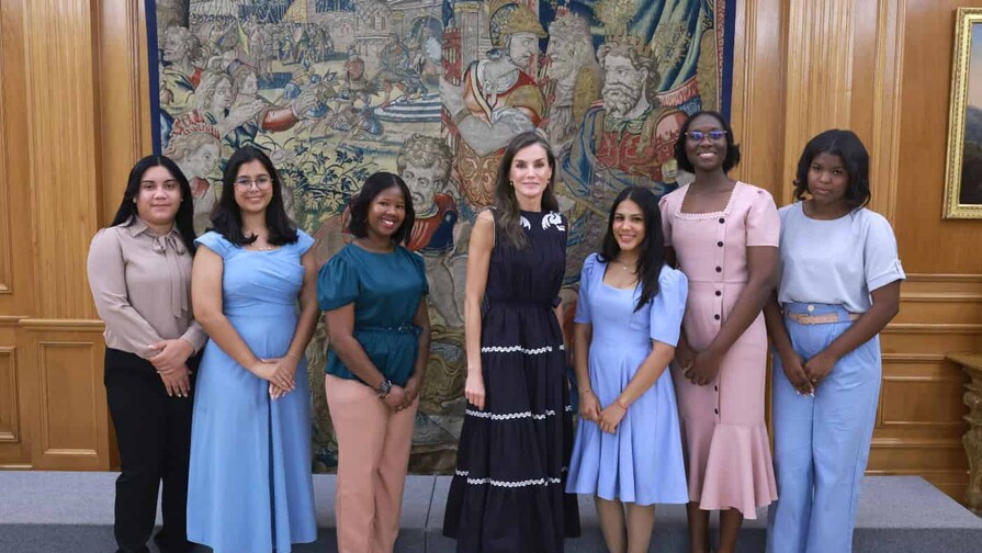 La reina Letizia recibe a seis becarias dominicanas en el Palacio de la Zarzuela