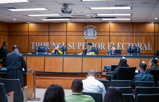 Finjus: TSE debi&oacute; resolver controversia sobre reglamento que proh&iacute;be publicar encuestas electorales