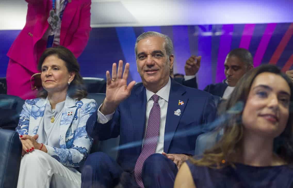 La vicepresidenta Raquel Pe&ntilde;a, el presidente Luis Abinader y su hija Adriana.