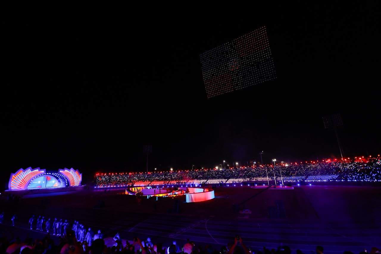 El escenario brill&oacute; por si solo. Un juego de luces y drones ilumin&oacute; el estadio.