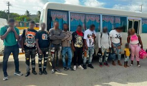 Detienen a dos dominicanos que transportaban a 11 haitianos indocumentados en autob&uacute;s