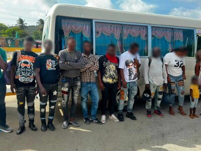 Detienen a dos dominicanos que transportaban a 11 haitianos