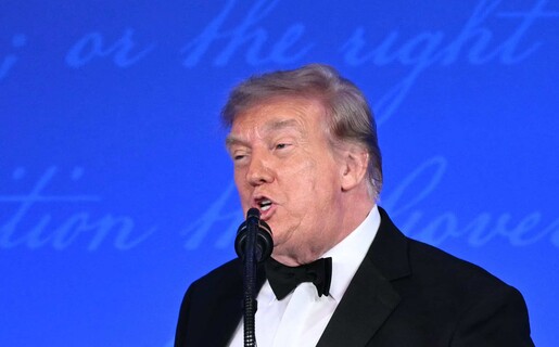 Trump asiste a la cena de corresresponsales de la Casa Blanca reprogramada tras un tiroteo