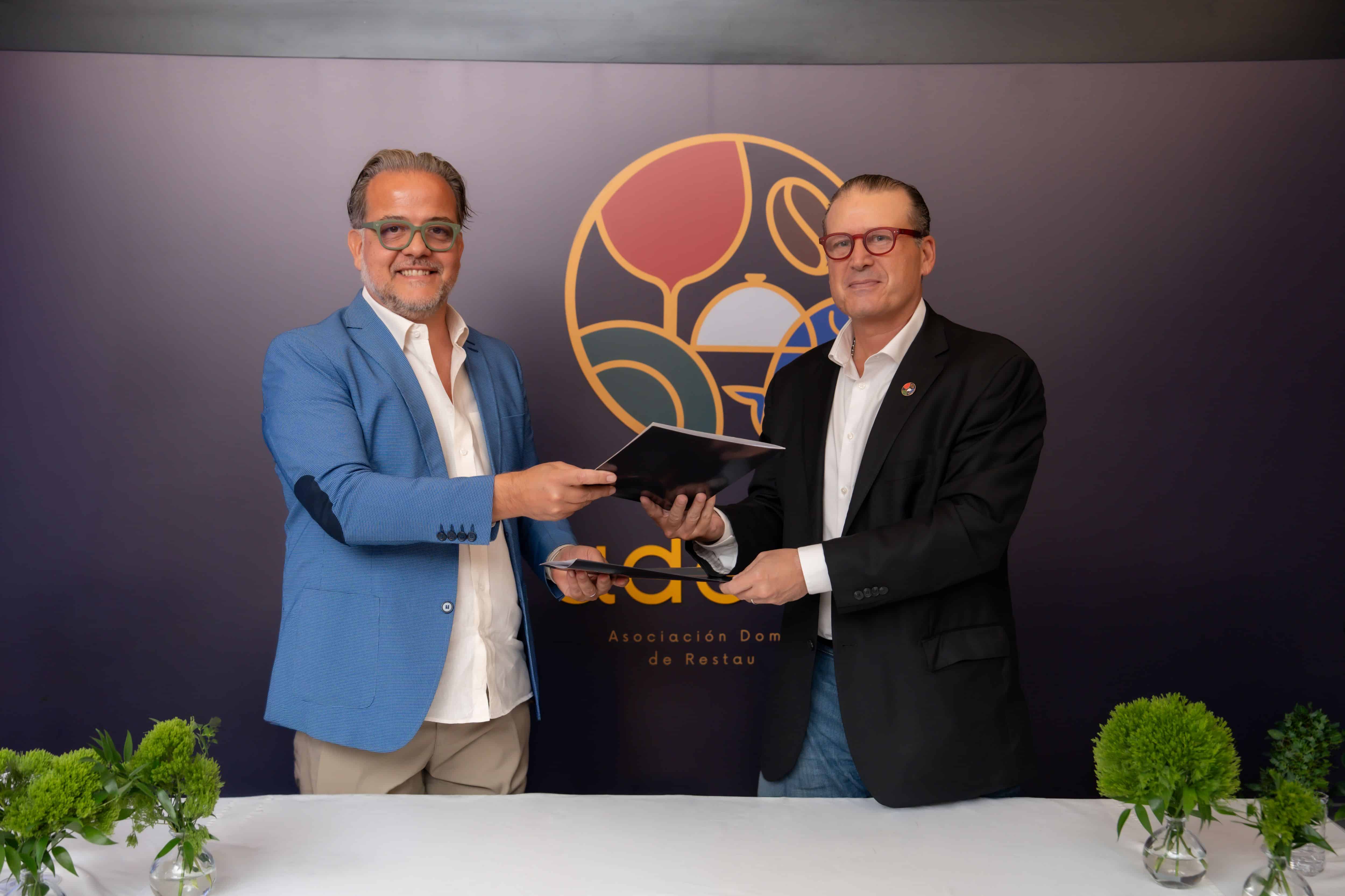 Firma de acuerdo Aderes y Job to Services, S.R.L. Luigi Di Ciaccio  y Giancarlo Bonarelli.
