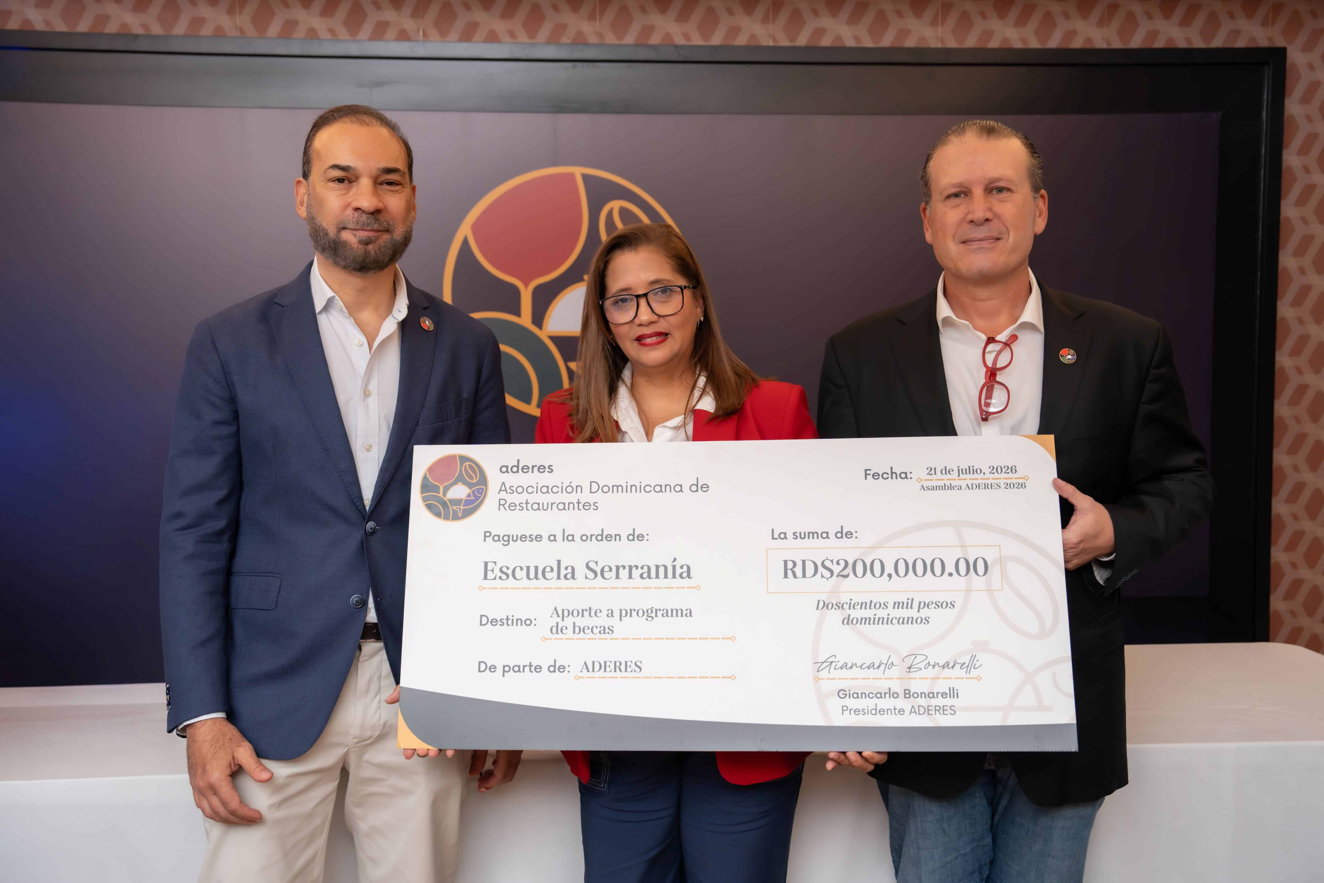 Omar Cepeda, Yocelin García y Giancarlo Bonarelli.