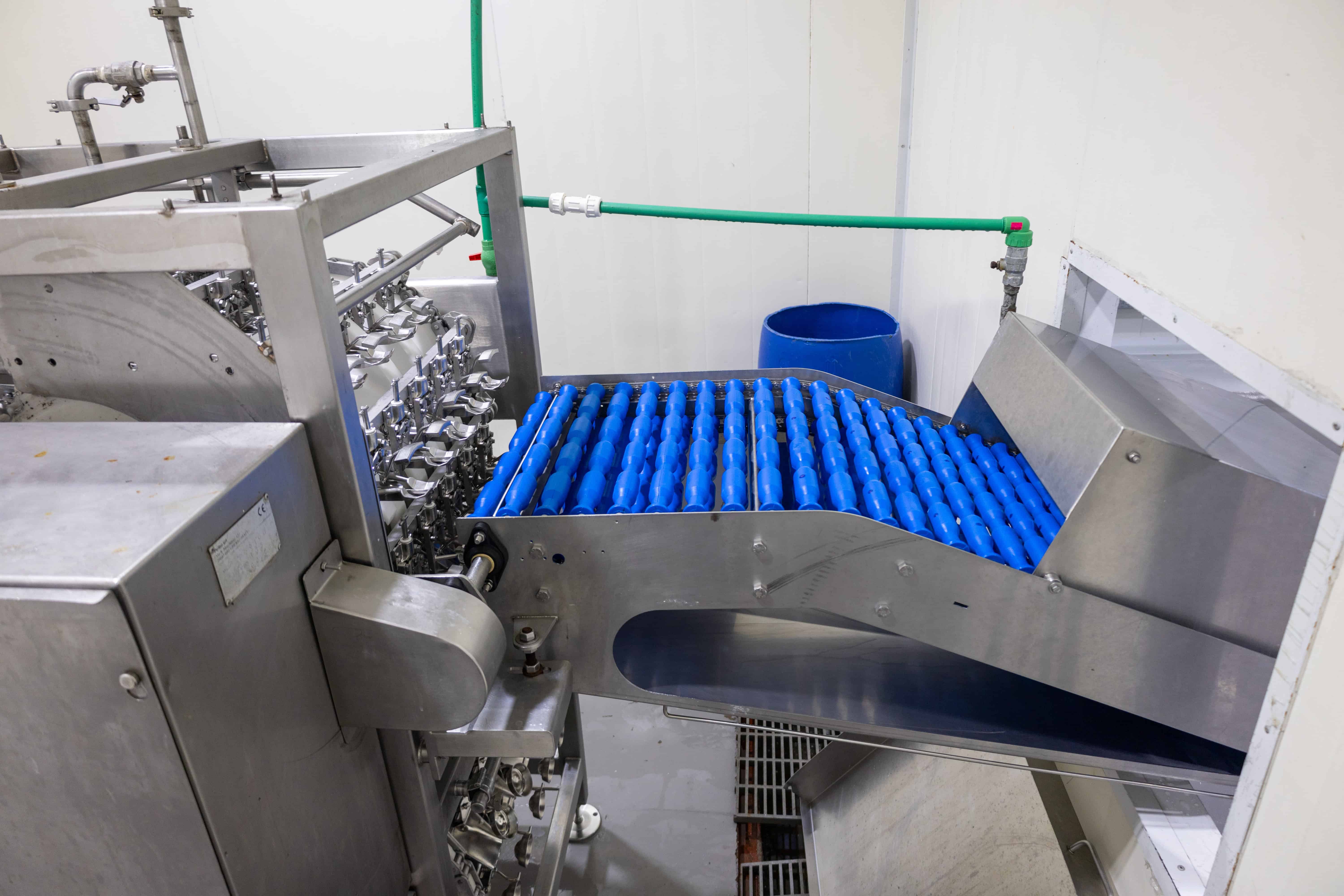 Máquina lavadora de huevos dentro de la planta de pasteurización de la granja.
