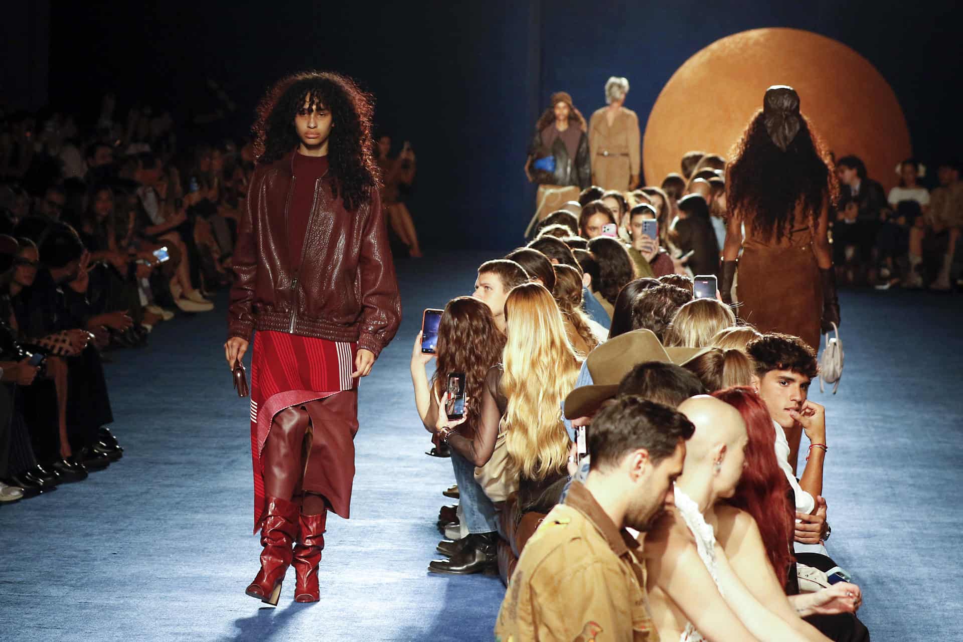 Modelos desfilan durante la pasarela inaugural de Colombiamoda este s&aacute;bado, en Medell&iacute;n (Colombia). Con la pasarela "Artisan Gang in The City", un desfile de la marca V&eacute;lez y el cantante colombiano J Balvin se realiz&oacute; la apertura de Colombiamoda 2026.&nbsp;