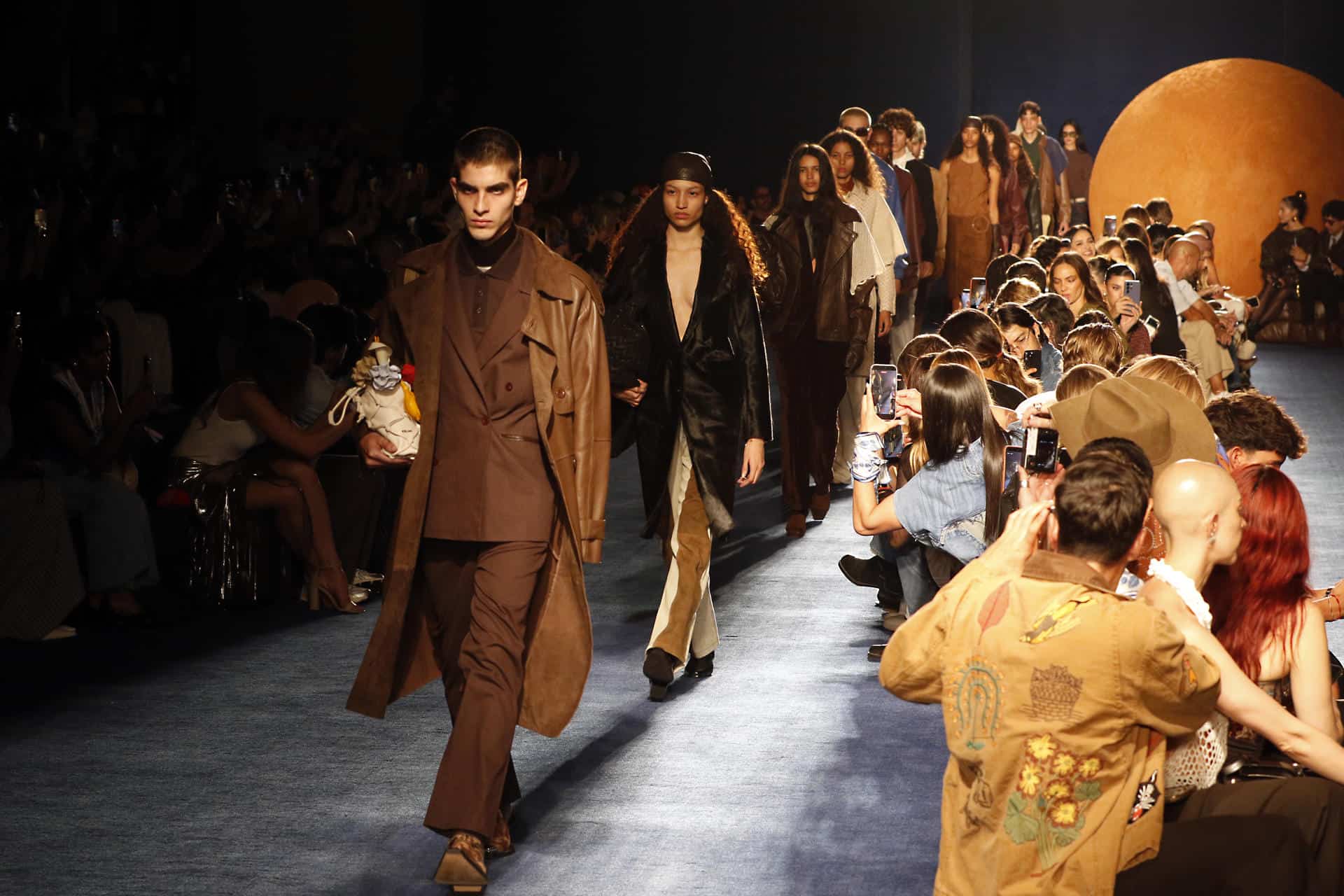 Modelos desfilan durante la pasarela inaugural de Colombiamoda este s&aacute;bado, en Medell&iacute;n (Colombia). Con la pasarela "Artisan Gang in The City", un desfile de la marca V&eacute;lez y el cantante colombiano J Balvin se realiz&oacute; la apertura de Colombiamoda 2026. 