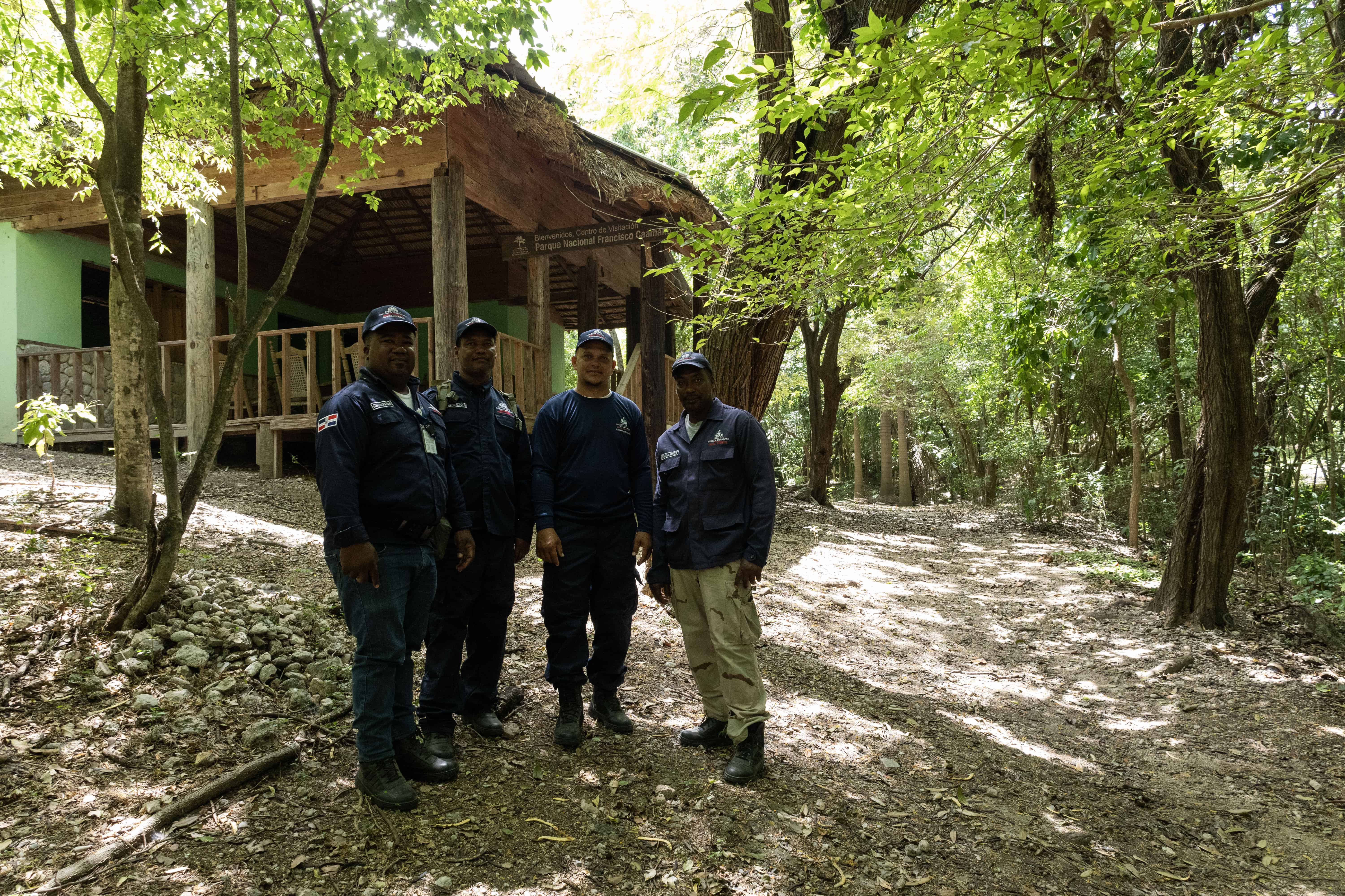 Guardaparques del Parque Nacional Francisco A Caamaño.