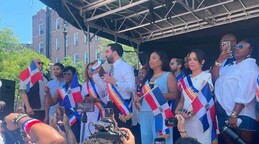 Alcalde de Nueva York y l&iacute;deres comunitarios participan en la Gran Parada Dominicana del Bronx
