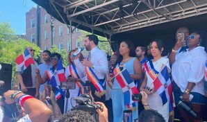 Alcalde de Nueva York y líderes comunitarios participan en la Gran Parada Dominicana del Bronx