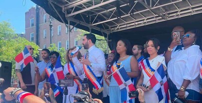 Alcalde de Nueva York y l&iacute;deres comunitarios participan en la Gran Parada Dominicana del Bronx