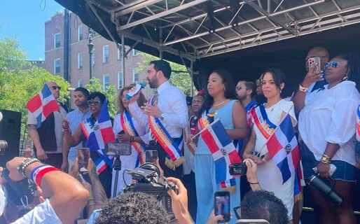 Alcalde de Nueva York y l&iacute;deres comunitarios participan en la Gran Parada Dominicana del Bronx
