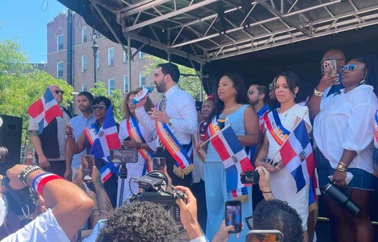 Alcalde de Nueva York y l&iacute;deres comunitarios participan en la Gran Parada Dominicana del Bronx