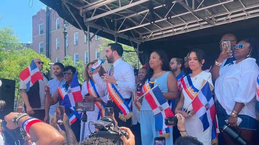 Alcalde de Nueva York y líderes comunitarios participan en la Gran Parada Dominicana del Bronx