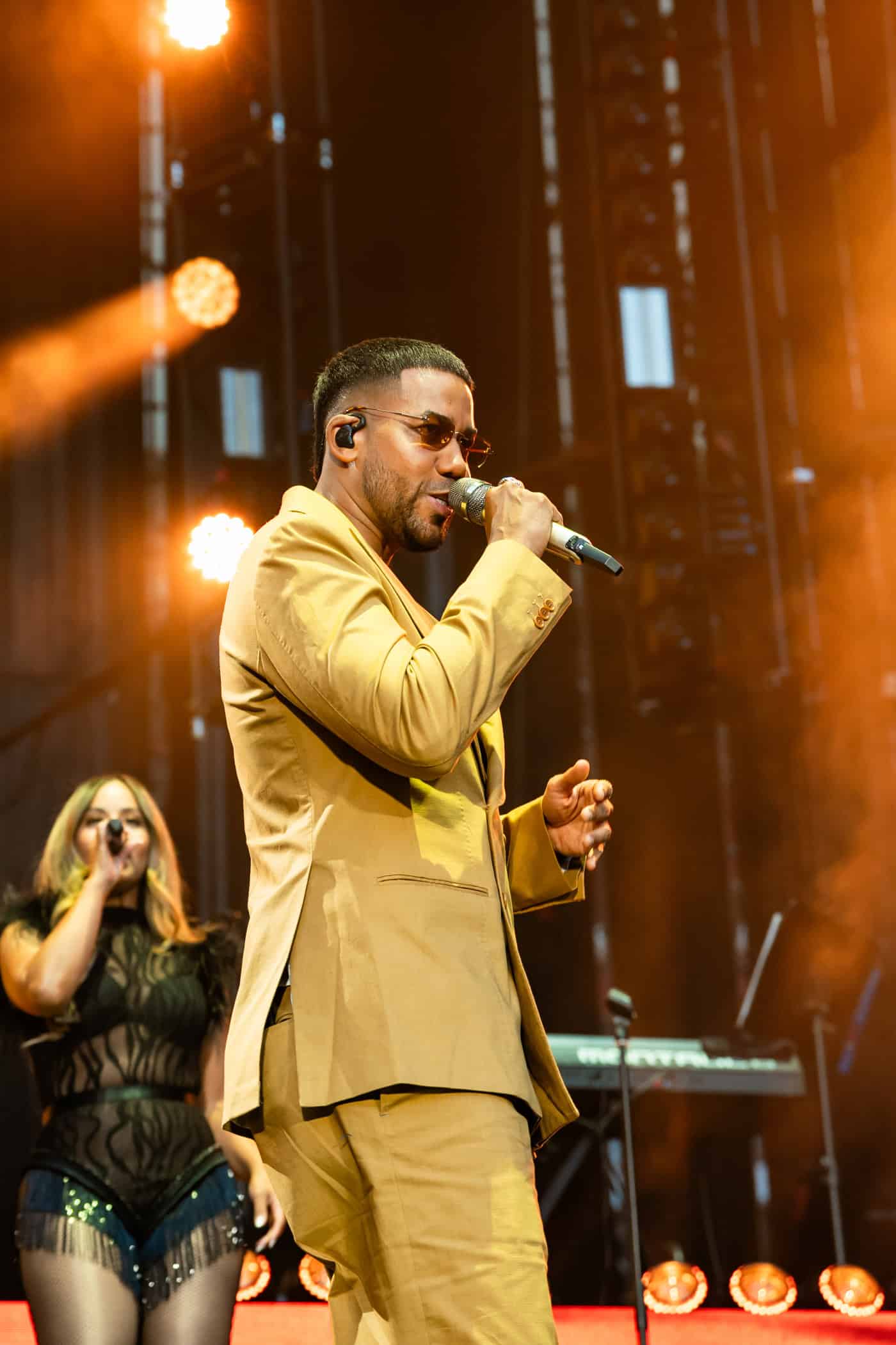 Romeo Santos rindió homenaje a sus raíces interpretando clásicos de Aventura, que fueron coreados por un público entregado de principio a fin.