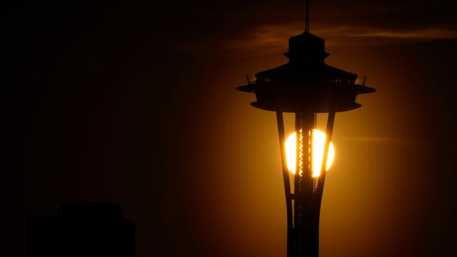 Policía de Seattle busca a dos hombres que saltaron en paracaídas desde la Space Needle Policía de Seattle busca a dos hombres que saltaron en paracaídas desde la Space Needle