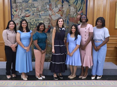 Reina Letizia recibe a becarias universitarias de Banco Adopem