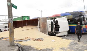 Cami&oacute;n cargado de ma&iacute;z se vuelca e impacta autob&uacute;s con 12 pasajeros en la autopista Duarte