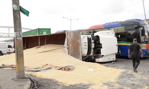 Cami&oacute;n cargado de ma&iacute;z se vuelca e impacta autob&uacute;s con 12 pasajeros en la autopista Duarte