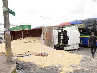 Accidente de tránsito: se vuelca camión de maíz