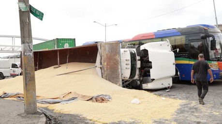 Cami&oacute;n cargado de ma&iacute;z se vuelca e impacta autob&uacute;s con 12 pasajeros en la autopista Duarte