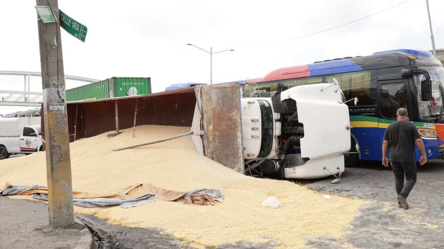Camión cargado de maíz se vuelca e impacta autobús con 12 pasajeros en la autopista Duarte Camión cargado de maíz se vuelca e impacta autobús con 12 pasajeros en la autopista Duarte