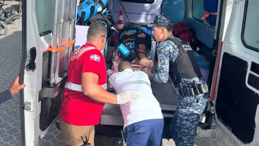 Embarcación se incendia en isla Saona; reportan al menos 12 heridos