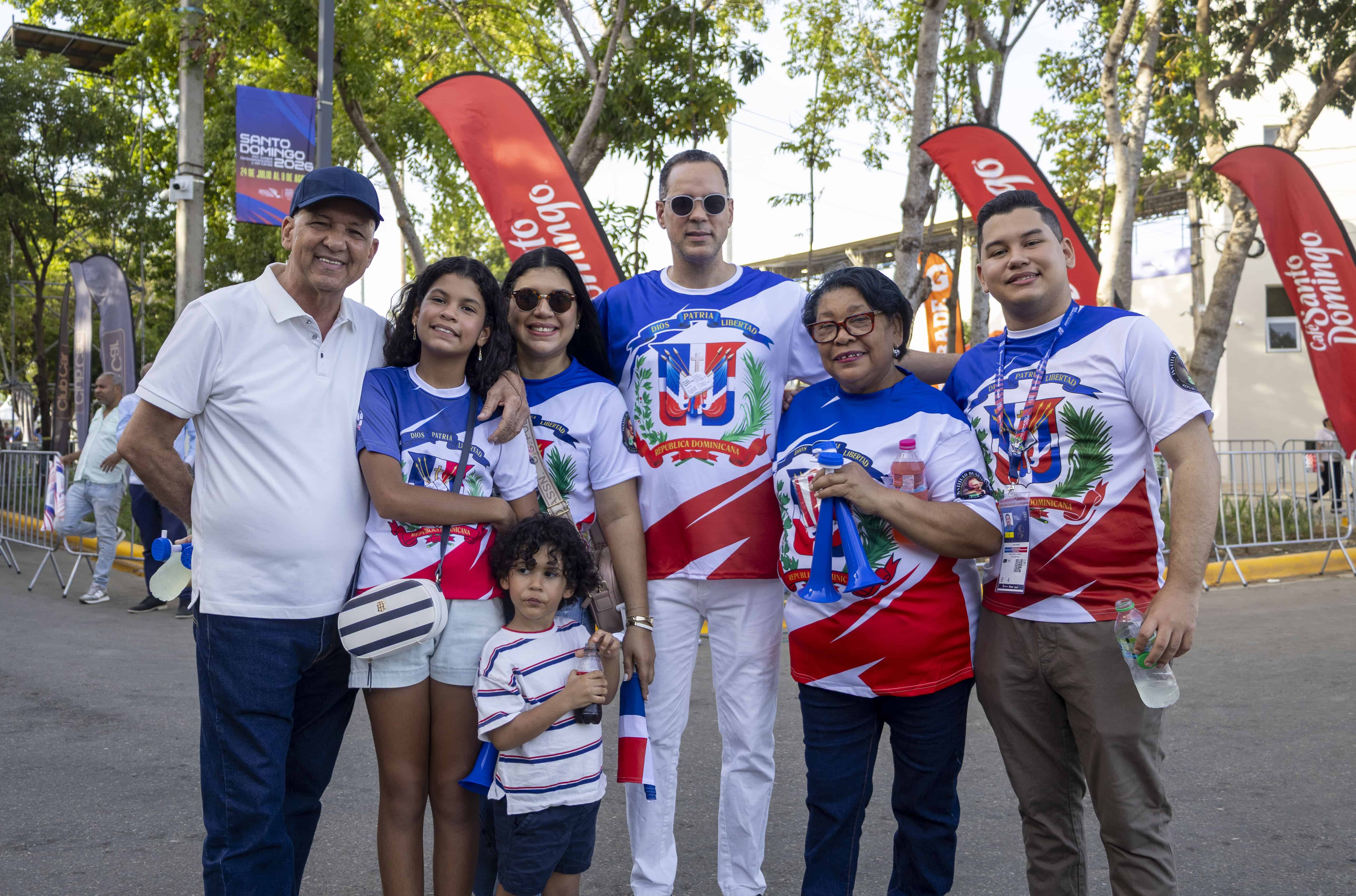 Una familia asiste con banderas y vestimenta alusiva a la Rep&uacute;blica Dominicana a la ceremonia inaugural de los Juegos Centroamericanos y del Caribe Santo Domingo 2026.