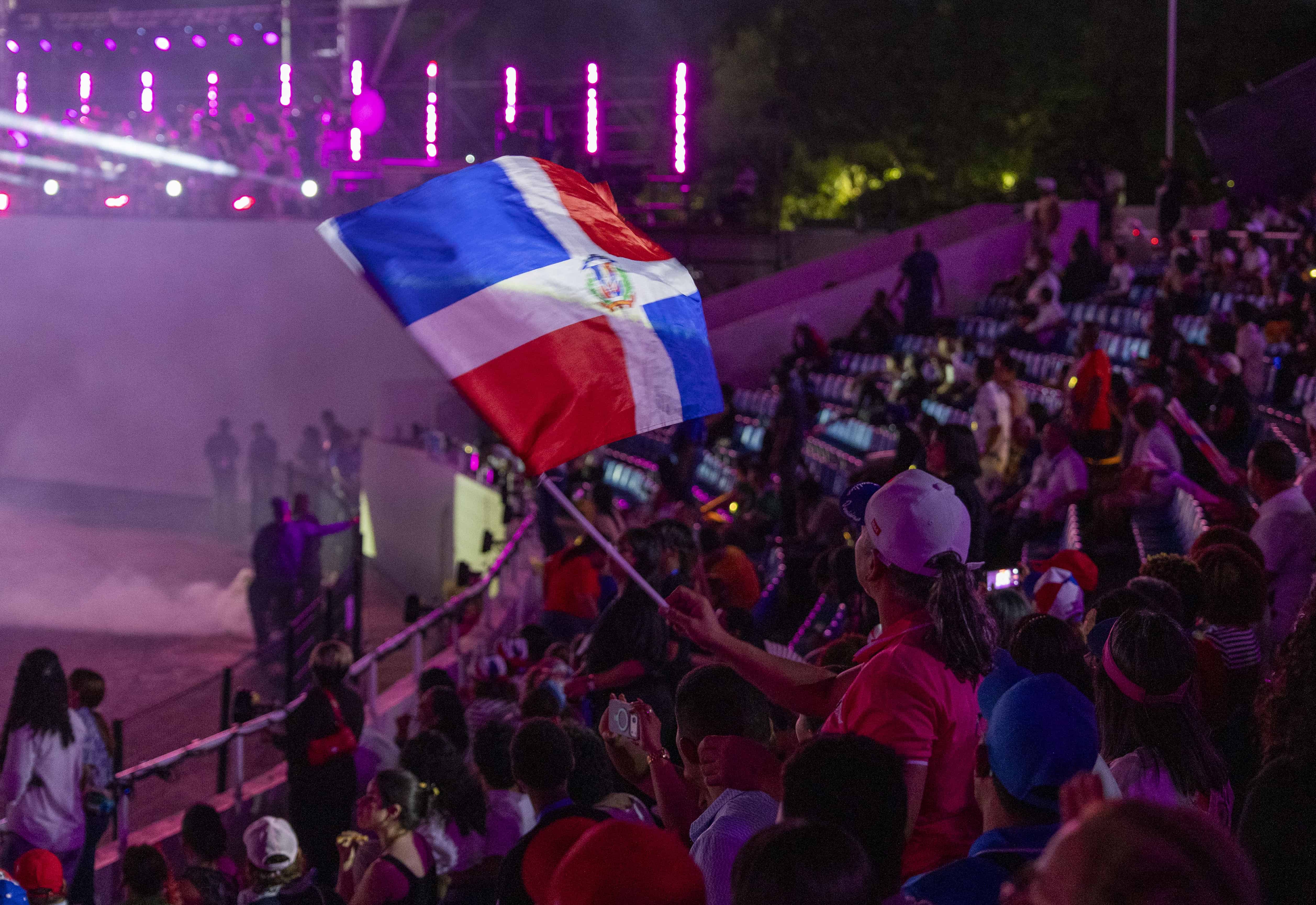 Aficionado dominicano ondean la bandera nacional durante la ceremonia inaugural de los Juegos Centroamericanos y del Caribe Santo Domingo 2026.
