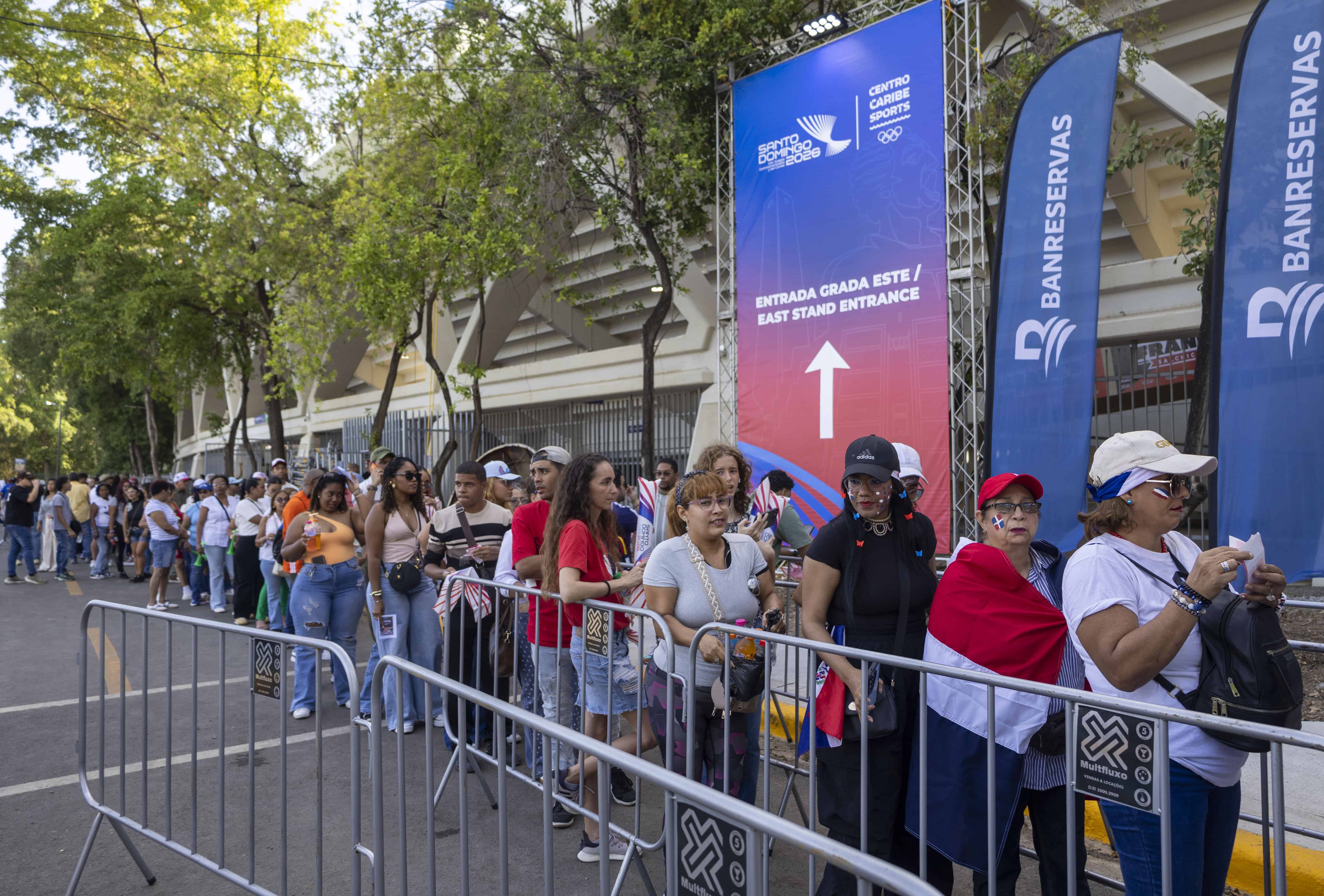 Cientos de personas hicieron fila para ingresar al Estadio Ol&iacute;mpico F&eacute;lix S&aacute;nchez y asistir a la ceremonia inaugural de los Juegos Centroamericanos y del Caribe Santo Domingo 2026.