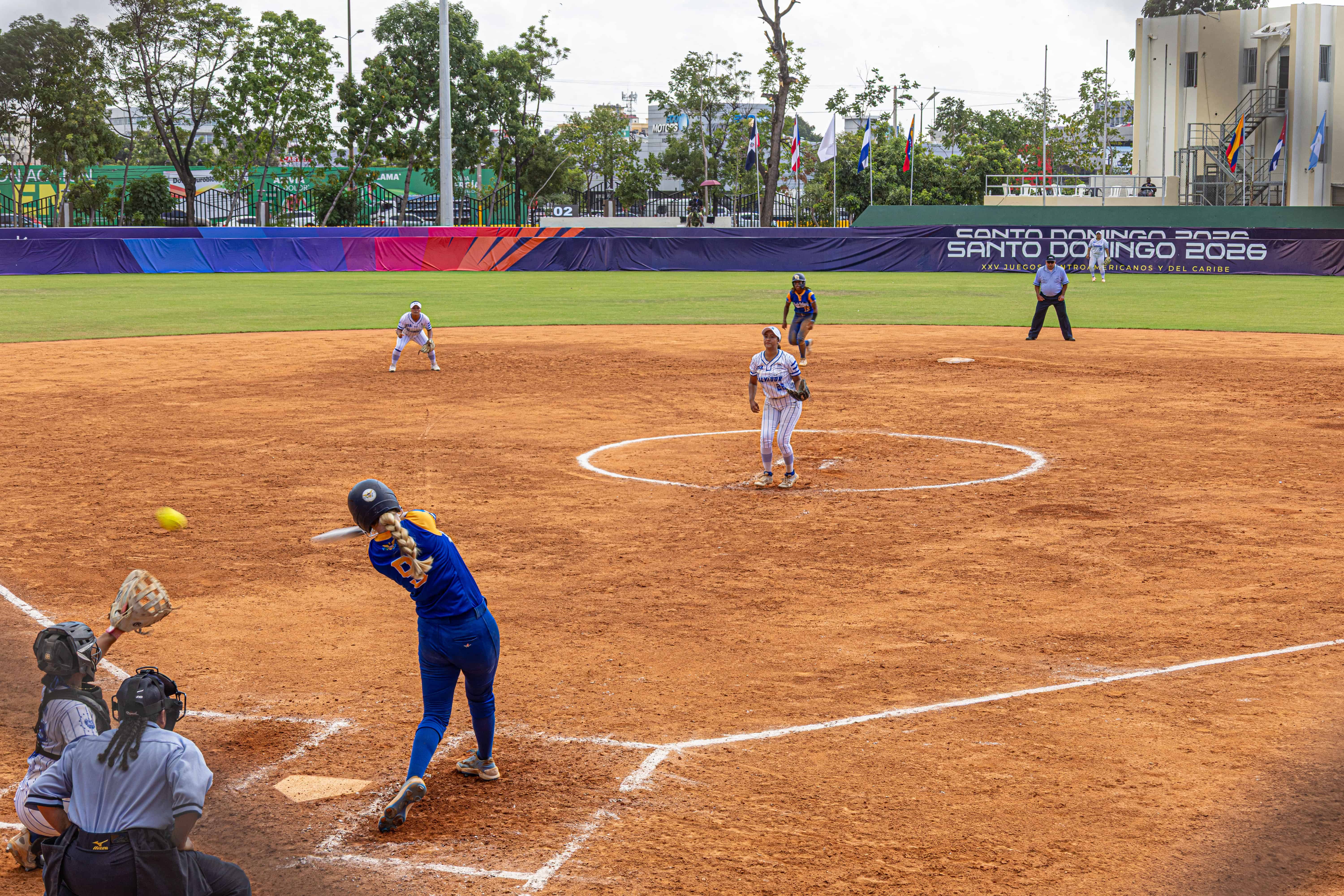 Jugadoras de softball durante los juegos