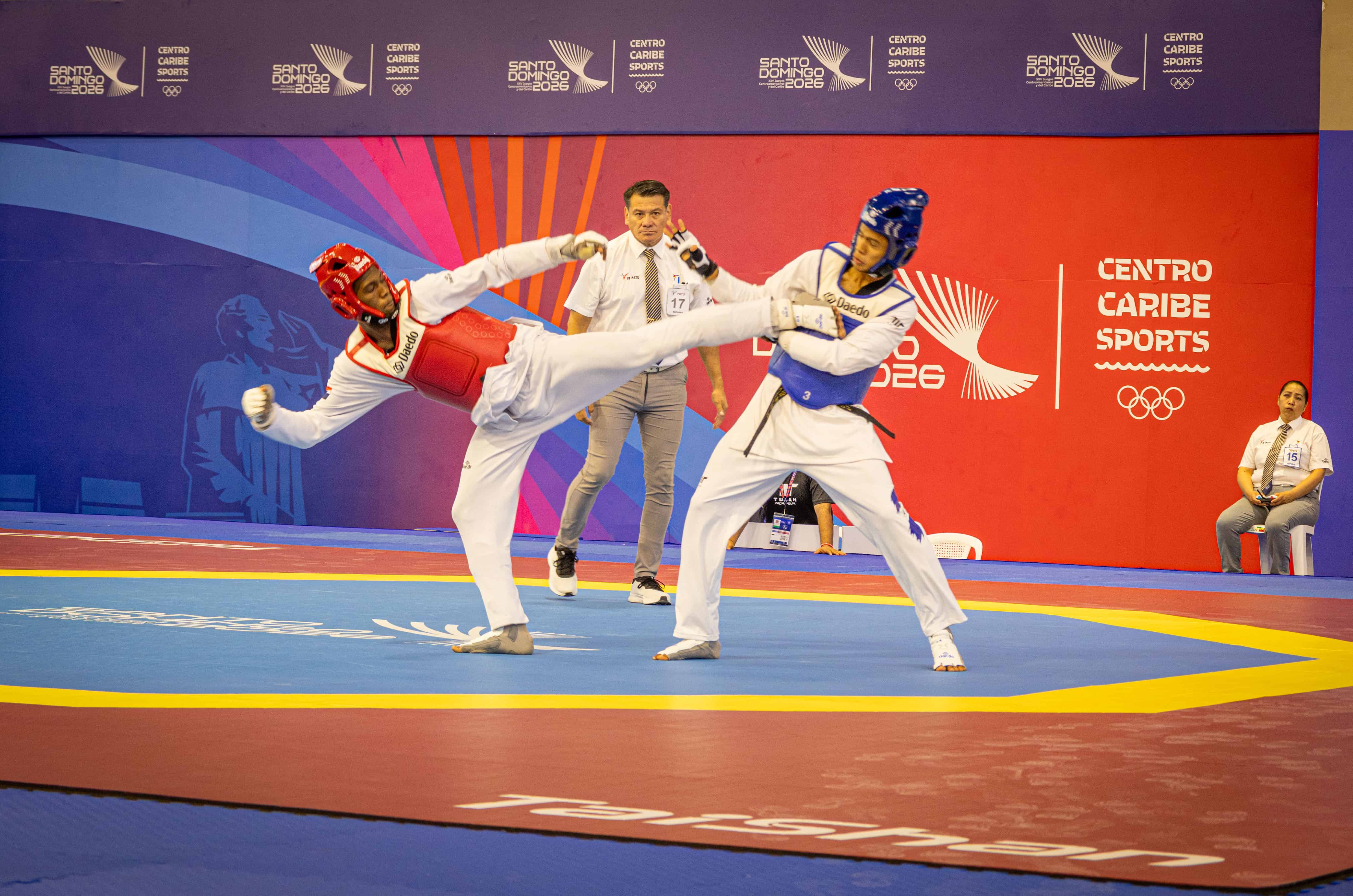 Atletas de Judo mientras compet&iacute;an en la celebraci&oacute;n de los juegos